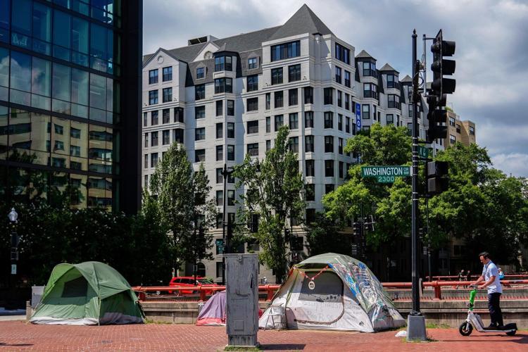Trump's Washington, DC, takeover begins as 好色tv Guard troops arrive
