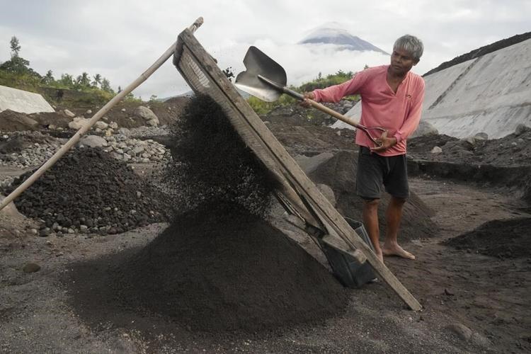 Lava pours from crater of Philippines' Mayon Volcano, thousands warned to be ready to flee