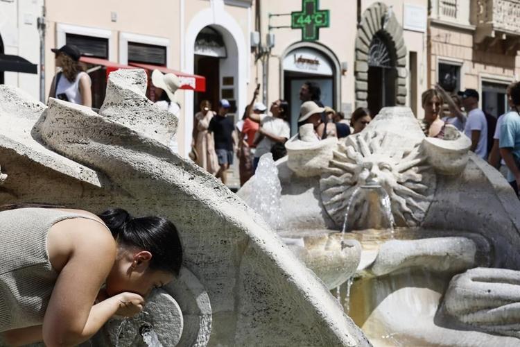 A heat wave in southern Europe generates health warnings for residents and tourists