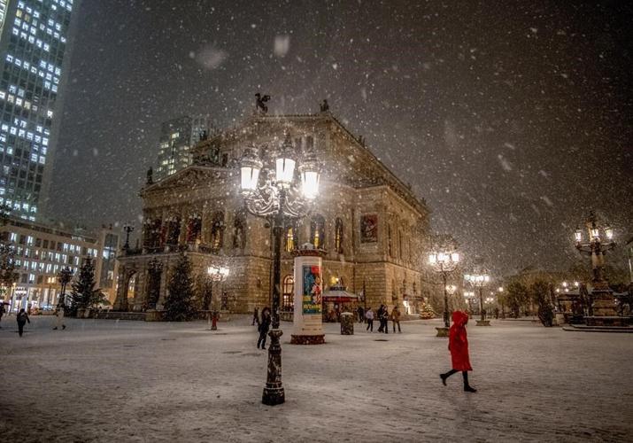 Freezing rain causes accidents that leave 3 dead in Germany while Munich airport suspends flights