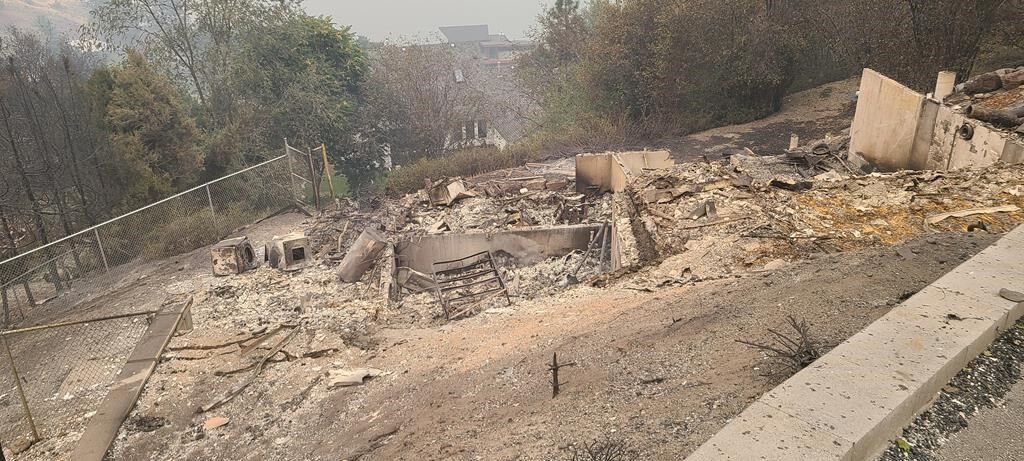 On emotional bus tours, residents return to West Kelowna, B.C., to view the ashes