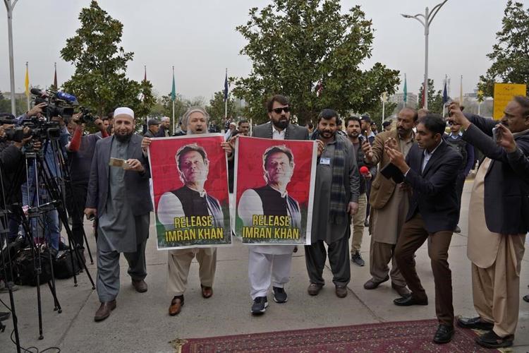 Pakistan swears in new parliament amid chaotic scenes, as Imran Khan's party protests vote count