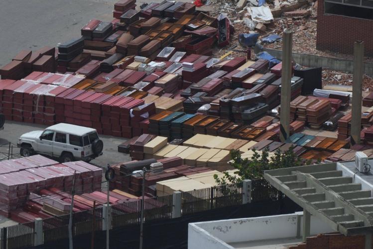 As quake rescue effort winds down, Venezuelans are left alone to recover their dead