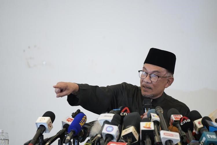 New Malaysian PM Anwar vows to heal divided nation, economy