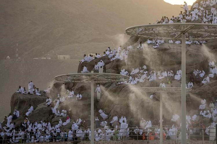 Muslims at Hajj pilgrimage brave intense heat to cast stones at pillars representing the devil
