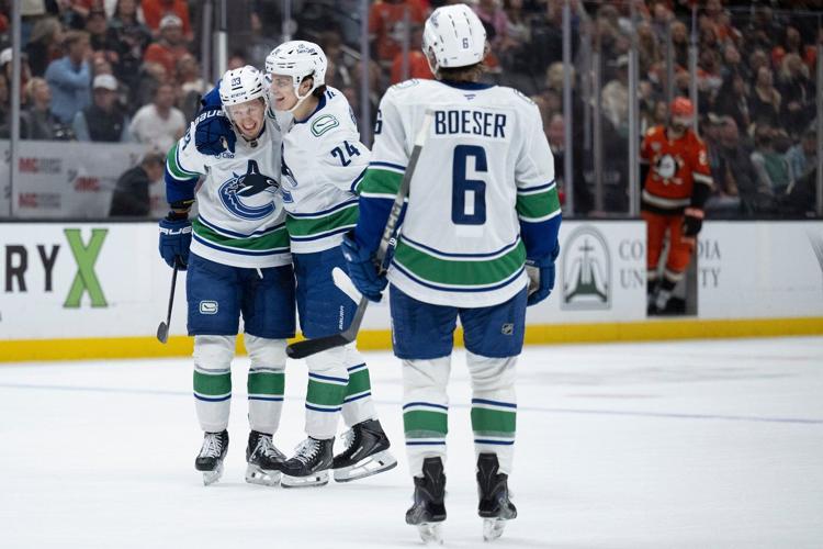 Rossi scores with 9.5 seconds left in regulation, Canucks beat Ducks 4-3