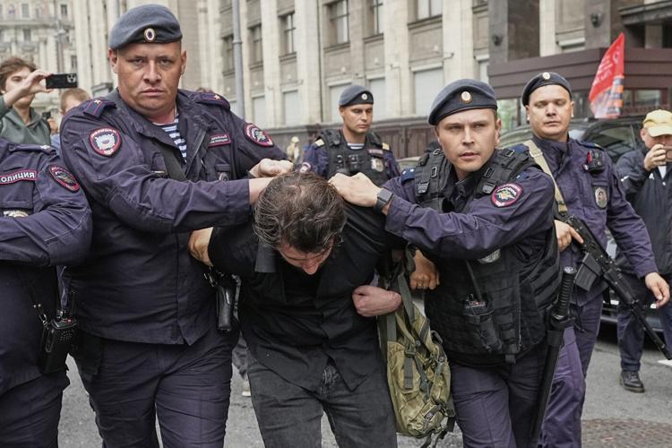 Russian lawmakers pass a bill punishing online searches for information deemed to be 'extremist'