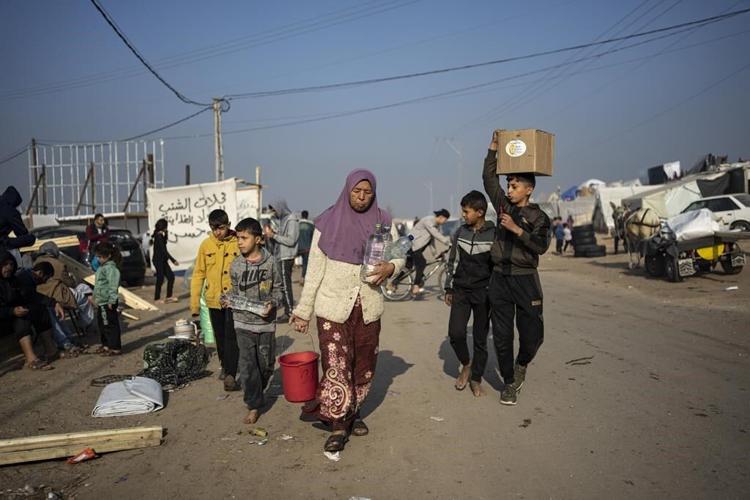 Families in Gaza search desperately for food and water, wait in long lines for aid