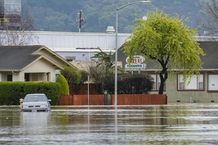 Storm breaches California river's levee, thousands evacuate