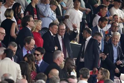 Arsenal beats Man United 1-0 to take title race with Man City to final day of Premier League season