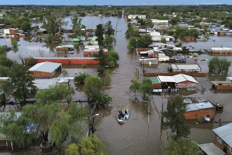 Heavy rainfall floods Argentine highways, forces evacuations