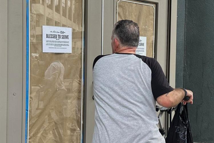 Paula Deen has abruptly closed the Savannah restaurant that launched her to Food Network fame