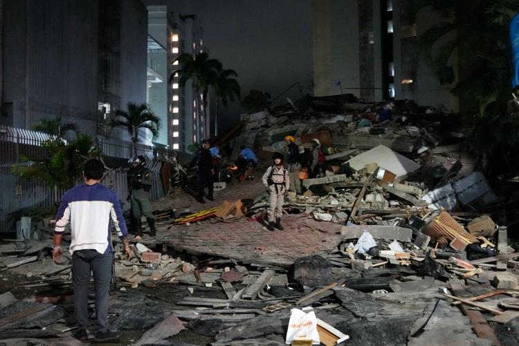 Back-to-back powerful earthquakes slam Venezuela, collapsing buildings in the capital of Caracas