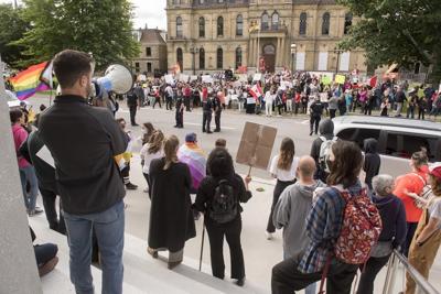 Des manifestants s'affrontent sur la politique 713 à Fredericton