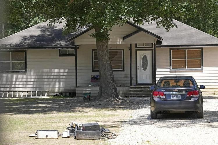 Few leads, false alarm as search for Texas gunman drags on