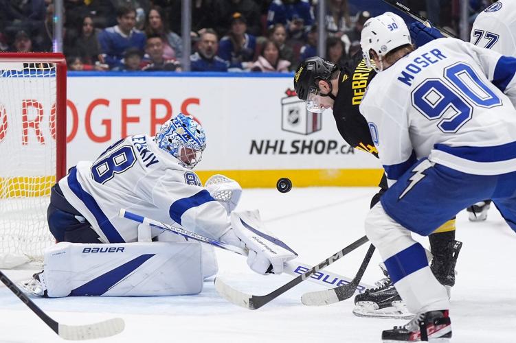 Lightning ride electric power play to 4-2 victory over Canucks