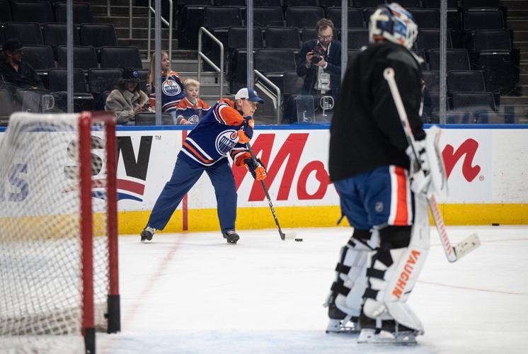 PM Carney returns to Edmonton, meets with Premier Smith, skates with Oilers