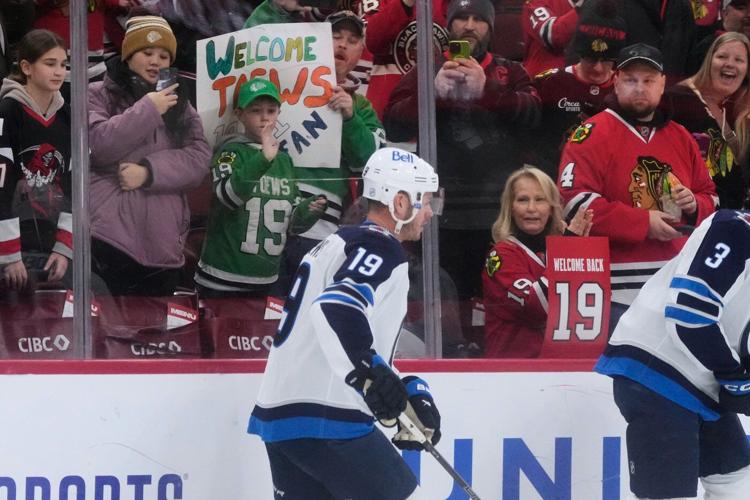 Jonathan Toews gets standing ovation in return to Chicago with Winnipeg Jets