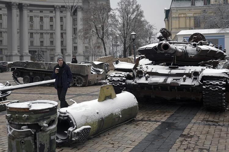 Russia launches new Ukraine barrage as grain deal extended