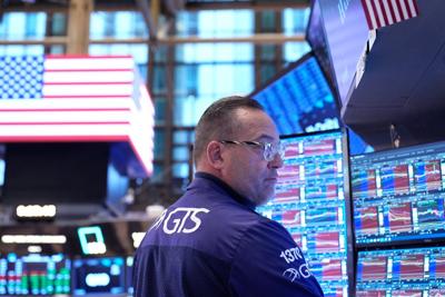 Telecom and energy lift S&P/TSX composite, price of oil climbs higher