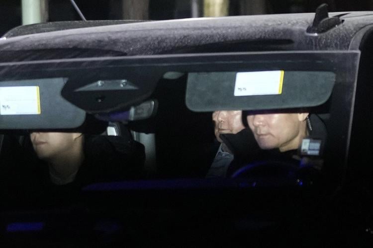 South Korean authorities take impeached President Yoon to detention center after questioning