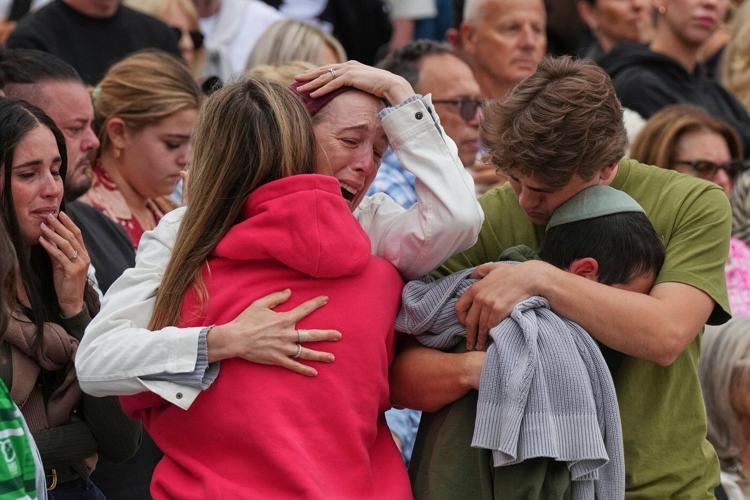 Photos show Australians mourning the victims of the Hanukkah attack on Bondi Beach