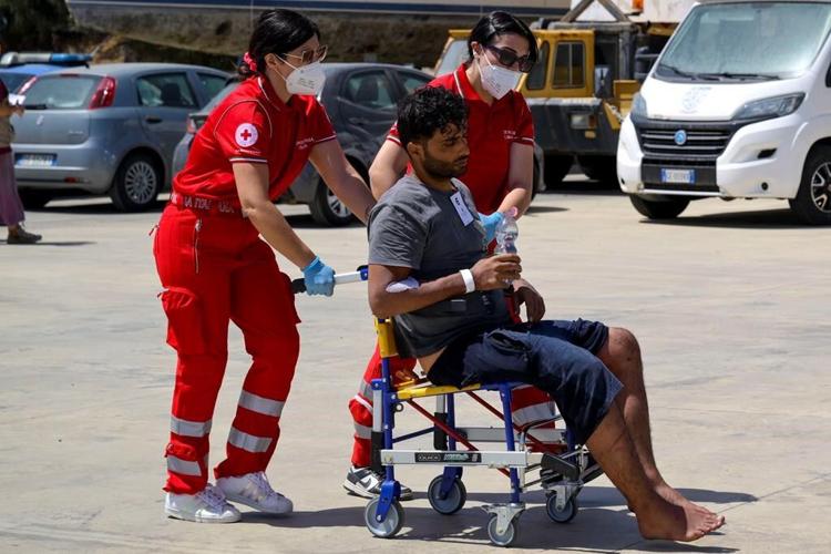 Italian Coast Guard searches missing migrants after shipwreck: 12 rescued, 1 dead