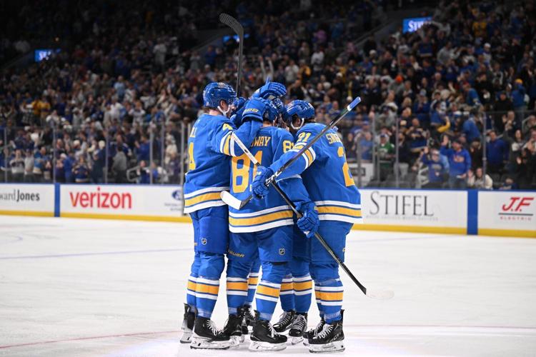 Holloway, Binnington lead Blues to 5-1 win over Maple Leafs