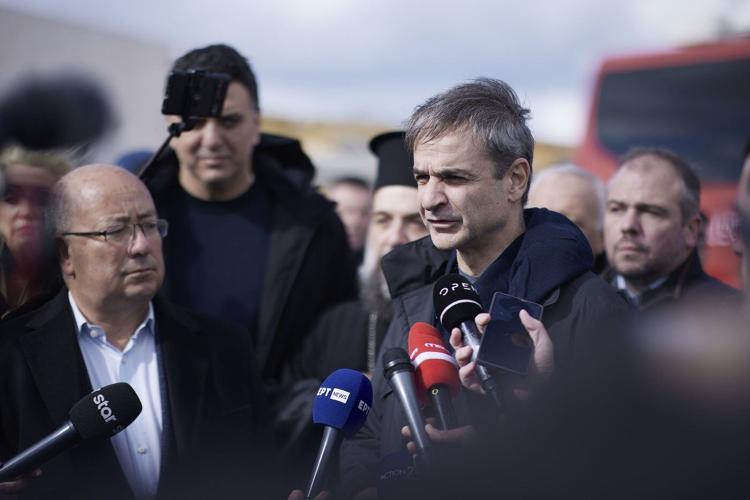 Santorini restricts traffic and imposes more precautionary measures against earthquakes