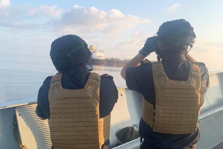 European Union vessel reaches ship raided by pirates off Somalia; all 24 crew on board safe