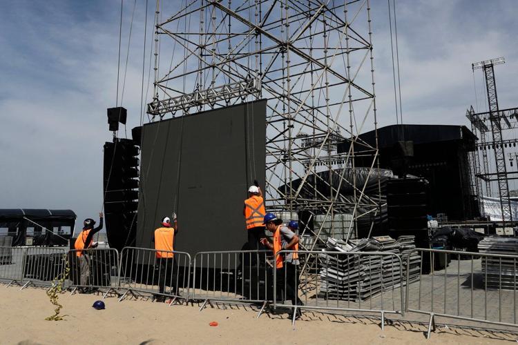 Construction of the stage for Shakira's concert in Brazil resumes after worker's death