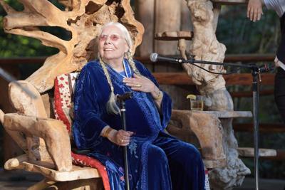 Joni Mitchell receives Royal ɫֱ Geographical Society's gold medal