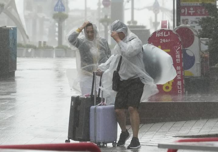 Khanun blows strong winds and heavy rains into South Korea, where thousands evacuated the coast