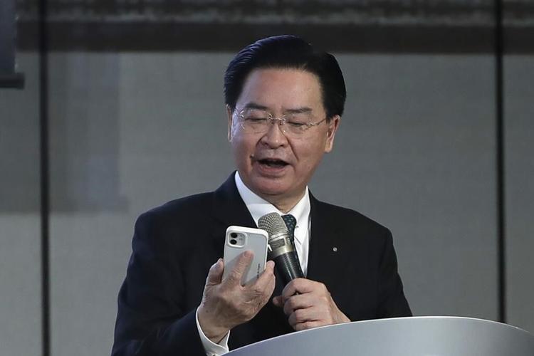 Taiwan’s Defense Ministry mistranslates an alert, erroneously saying China launched a missile