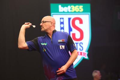ɫֱ Jim (The Gentleman) Long loses at world darts championship
