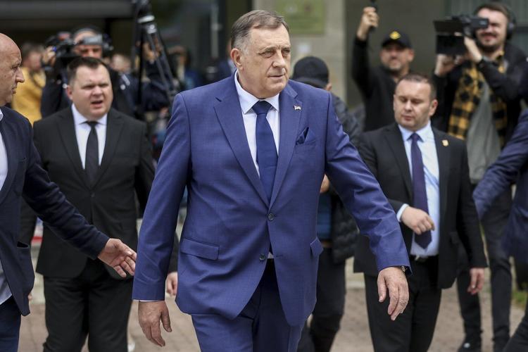 Top international official in Bosnia cuts financing for ruling Serb parties to pressure separatists