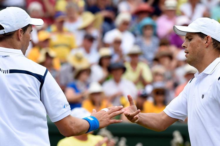 Maria Sharapova and Bryan Brothers enter tennis hall, with surprise appearance by Serena Williams