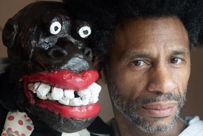 Frank Sylvestre fait fi de la controverse et continue de présenter sa pièce