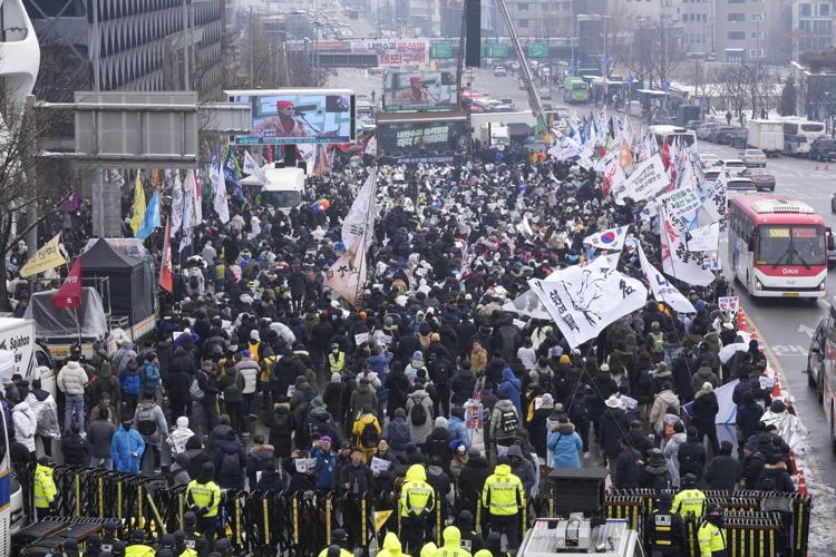 South Korean anti-corruption agency asks police to take over efforts to detain impeached Yoon