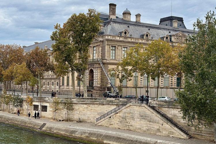Thieves steal crown jewels in 4 minutes from Louvre Museum
