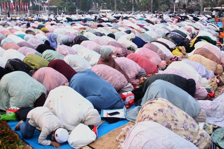 Indonesians brave choking smoke to pray for rain as country battles wildfires