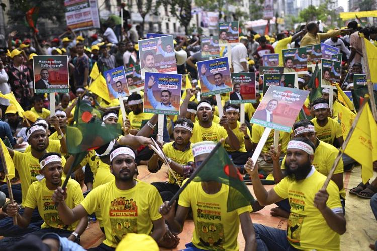 Supporters of Bangladesh's ex-Premier Khaleda Zia rally to call for a general election