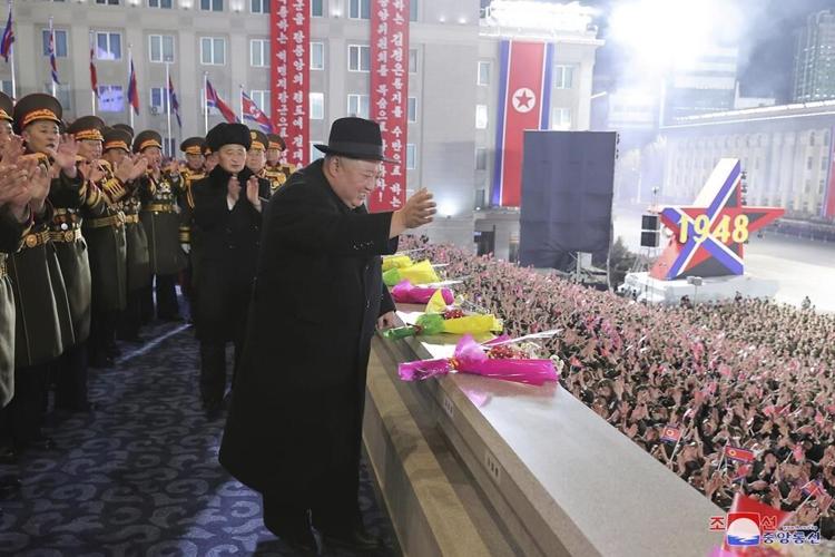 Kim Jong Un shows off daughter, missiles at N. Korean parade