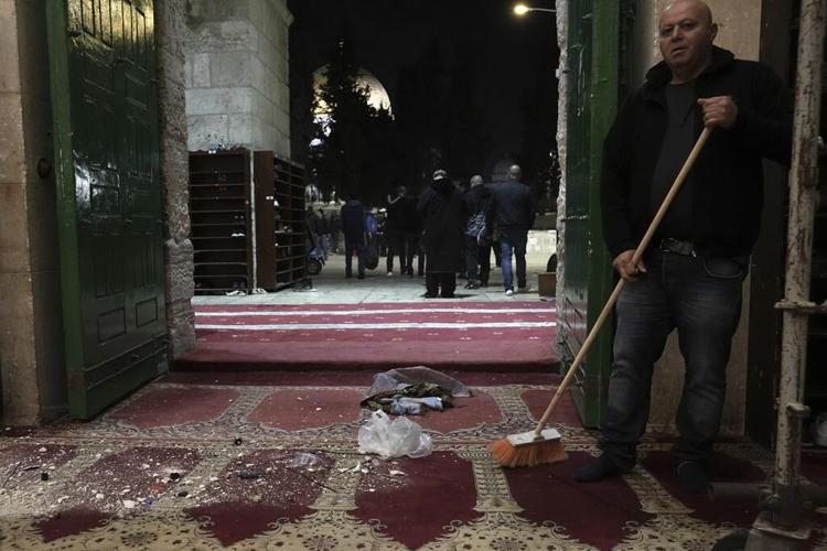 Violence at Jerusalem mosque prompts fears of wider fighting