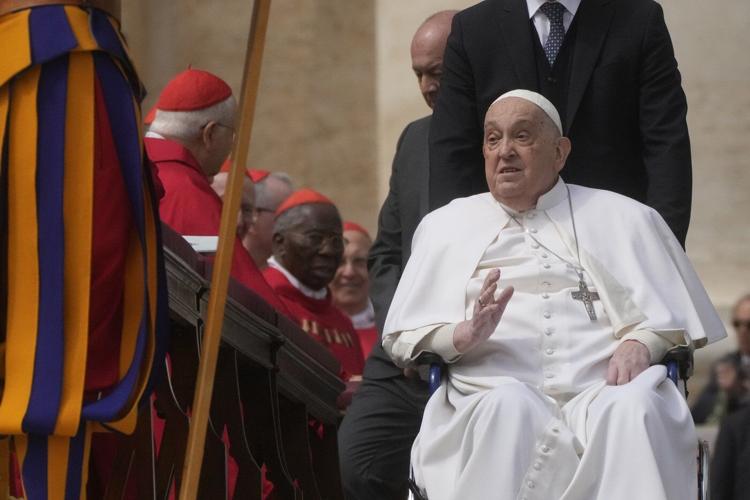 Convalescing Pope Francis opens Holy Week with in-person greeting in St. Peter's Square