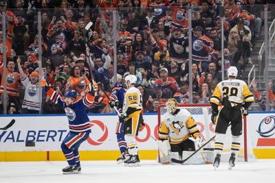 Arvidsson outshines superstars in Oilers' 4-0 win over Penguins