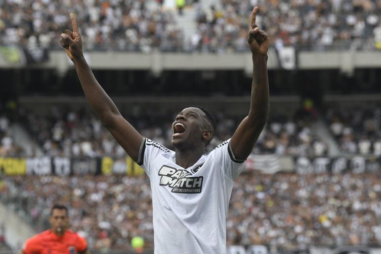 10-man Botafogo wins its first Copa Libertadores title