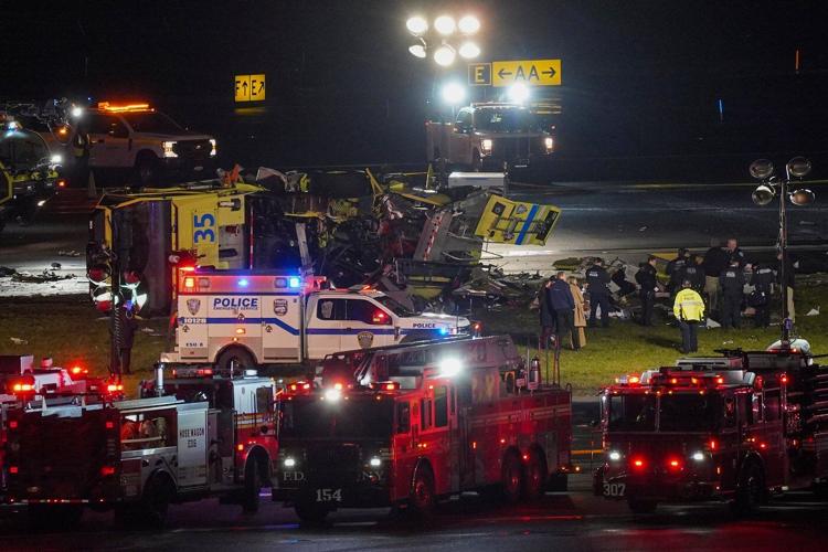 Two ᴅᴇᴀᴅ after Air Canada jet crashes with fire rescue vehicle in New York: AP source | National News | thecanadianpressnews.ca