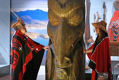 C.-B.: Un totem historique volé rendu à une Première Nation un siècle plus tard