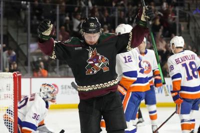 Coyotes beat Islanders 5-4 for fourth straight home win